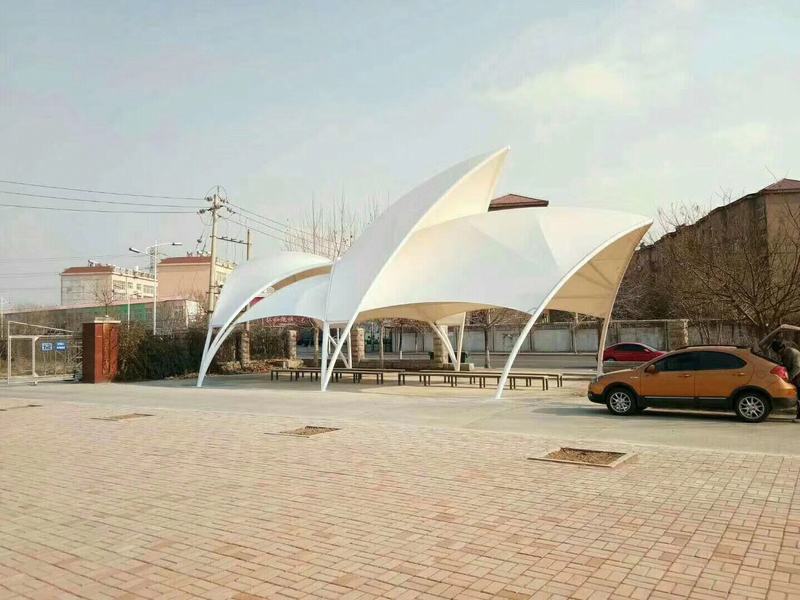 新穎飄逸的膜結(jié)構(gòu)建筑優(yōu)勢(shì)很明顯